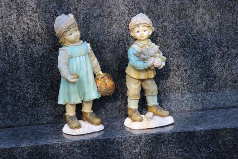 Solar Powered Garden Statue Children Decoration